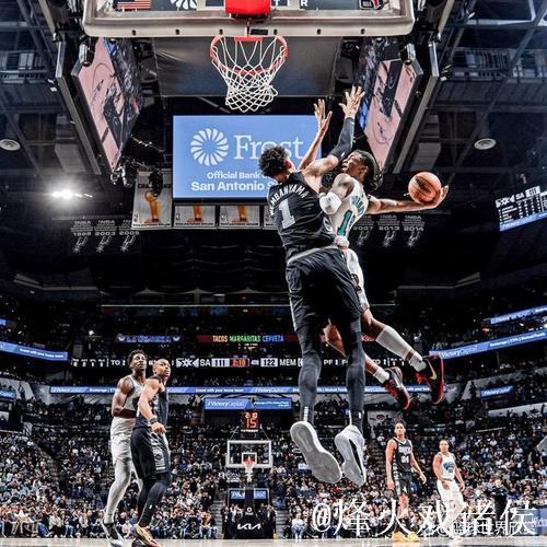 莫兰特全场出战21分钟，12投4中得到12分3篮板4助攻1抢断1帽